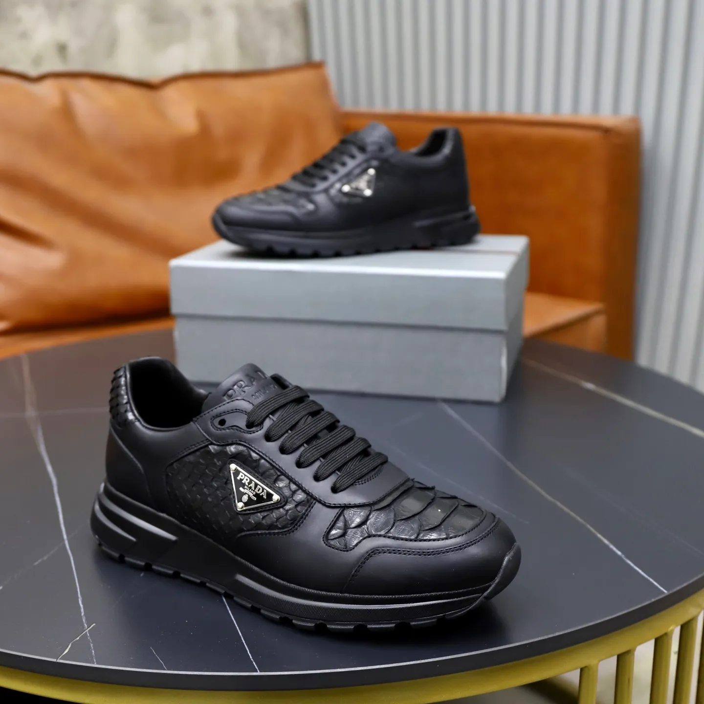 Factory price: 600💰Cow leather lining Brand: PRADA (Prada) Standard code: Men's size 38/44 (45 can be customized) Grade: Same as the official website Material: Original cowhide splicing imported cowhide lining Original combination two-color wear-resistant soft outsole Style category: Leisure and sports version Young fashion European and American trend British style Color: Real picture color
